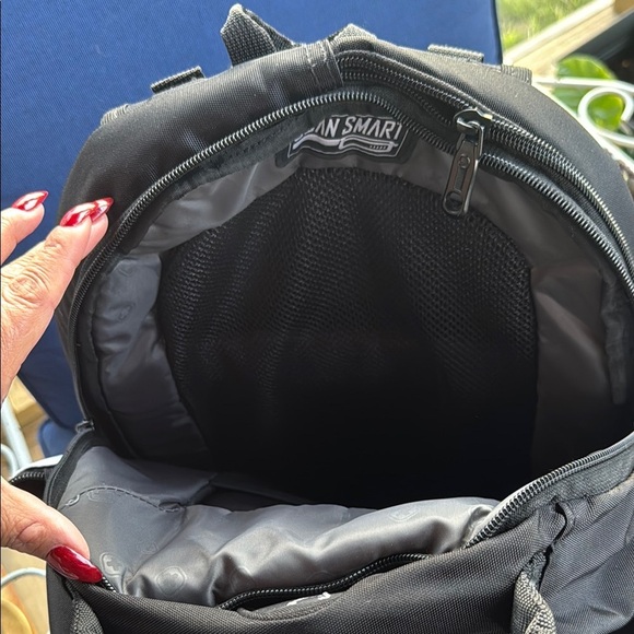 SwissGear Black and White Backpack one of the side strips is shorter - Picture 9 of 9